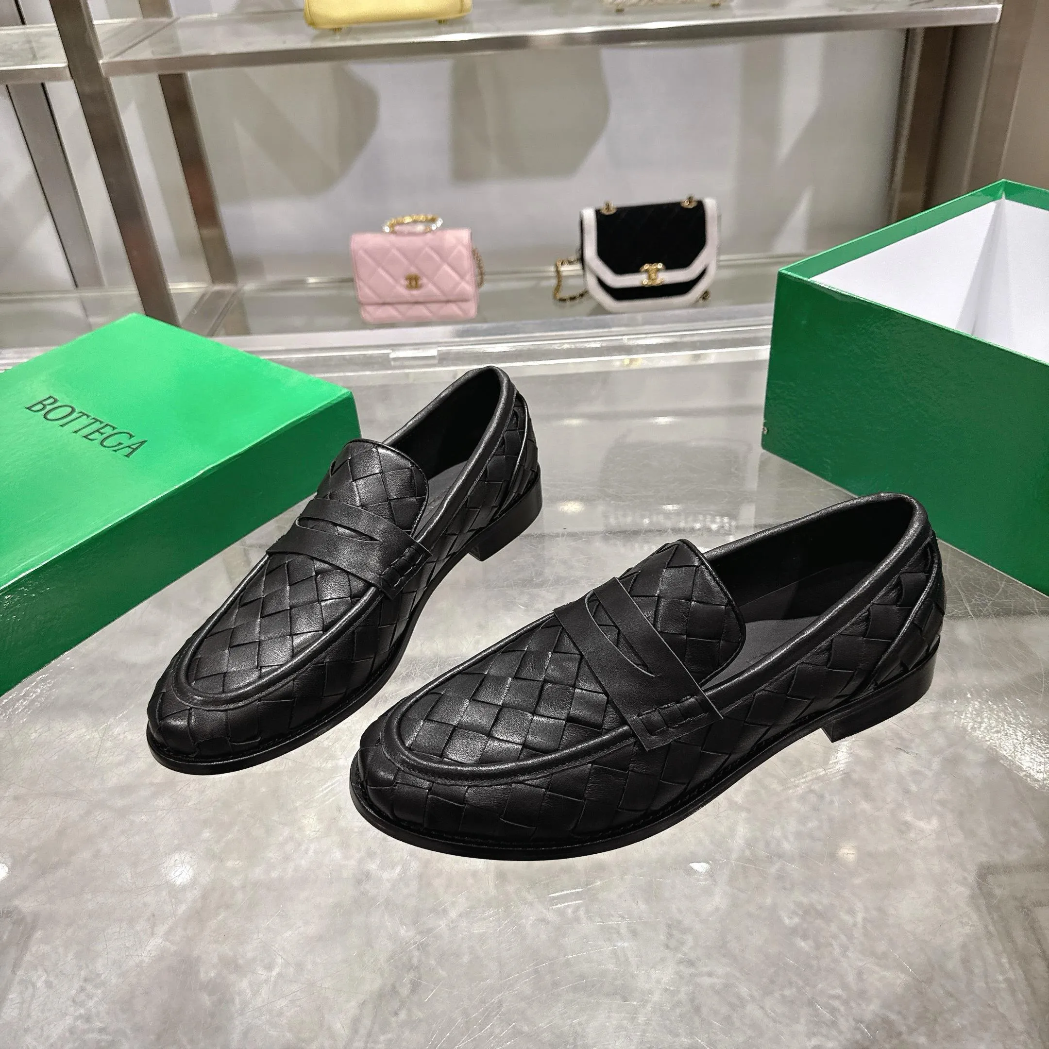 [BV] Top P: 820💰Size for couples: Female 35-39 Male 39--44 (Female 40. Male 38.45.46.47 customization is not returnable) [Note‼ ️] Add 💰 to size 46, add 💰 to size 47. Bottega Veneta small round toe braided formal leather shoes for couples in 2026 spring counters! Grained cowhide woven! Solid color Niuli! Leather outsole! [Rose][Rose]! Purely hand-woven and operated, the original board is reproduced one-to-one! quality assurance!
